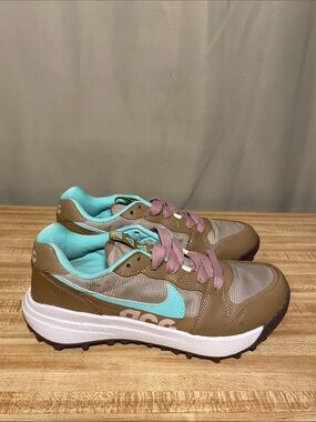 Nike ACG Locate Limestone - Green Glow Dk Driftwood Athletic Trail shoes Men 7.5